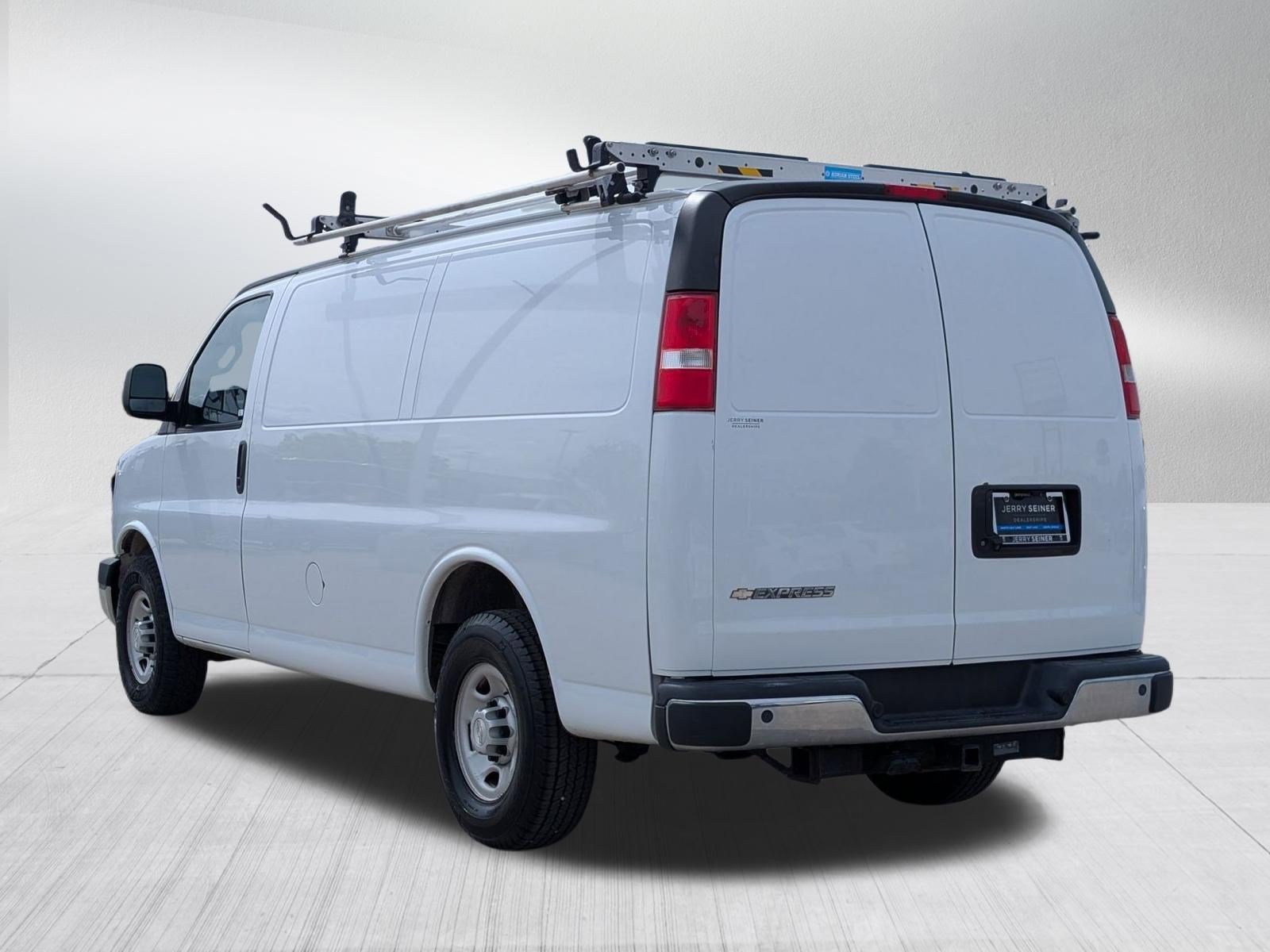 Used 2018 Chevrolet Express 2500 w/ Driver Convenience Package RWD image 3