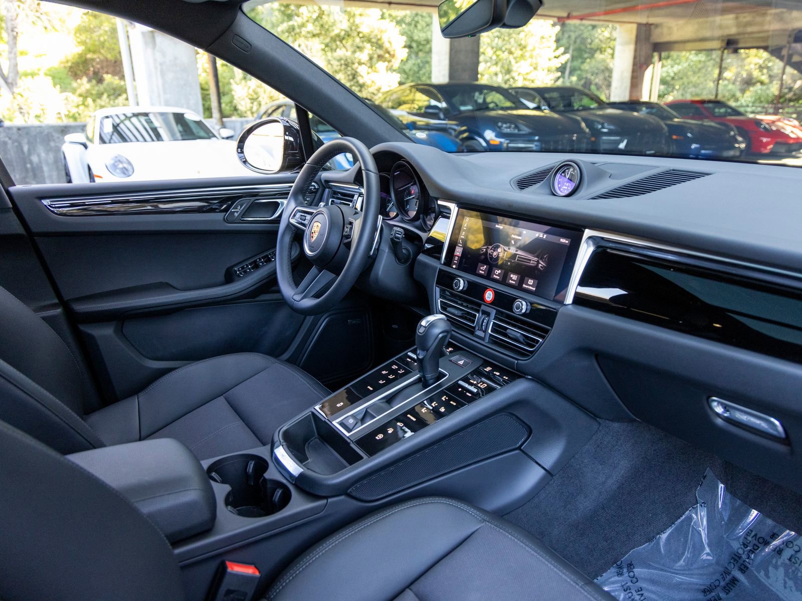 Certified 2025 Porsche Macan AWD/4WD image 53