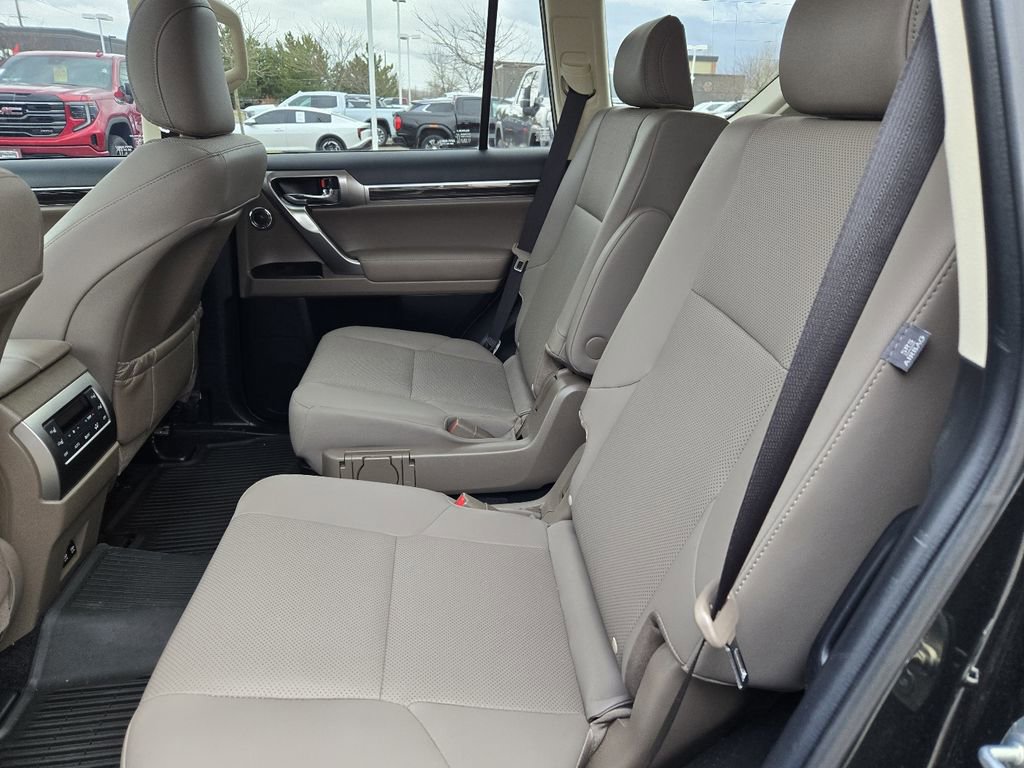 Used 2022 Lexus GX 460 Premium w/ Accessory Package image 3