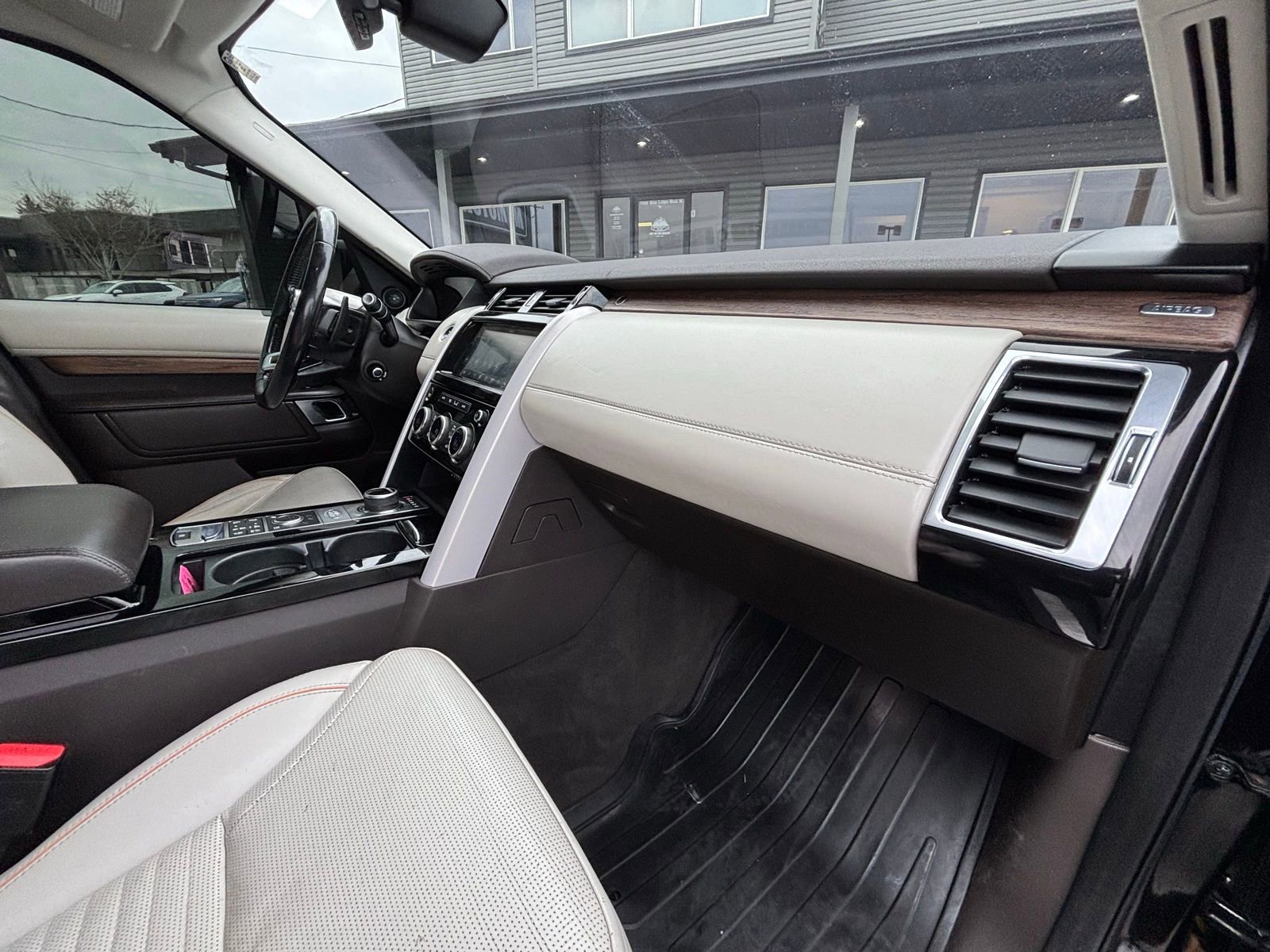 Used 2018 Land Rover Discovery HSE Luxury image 25