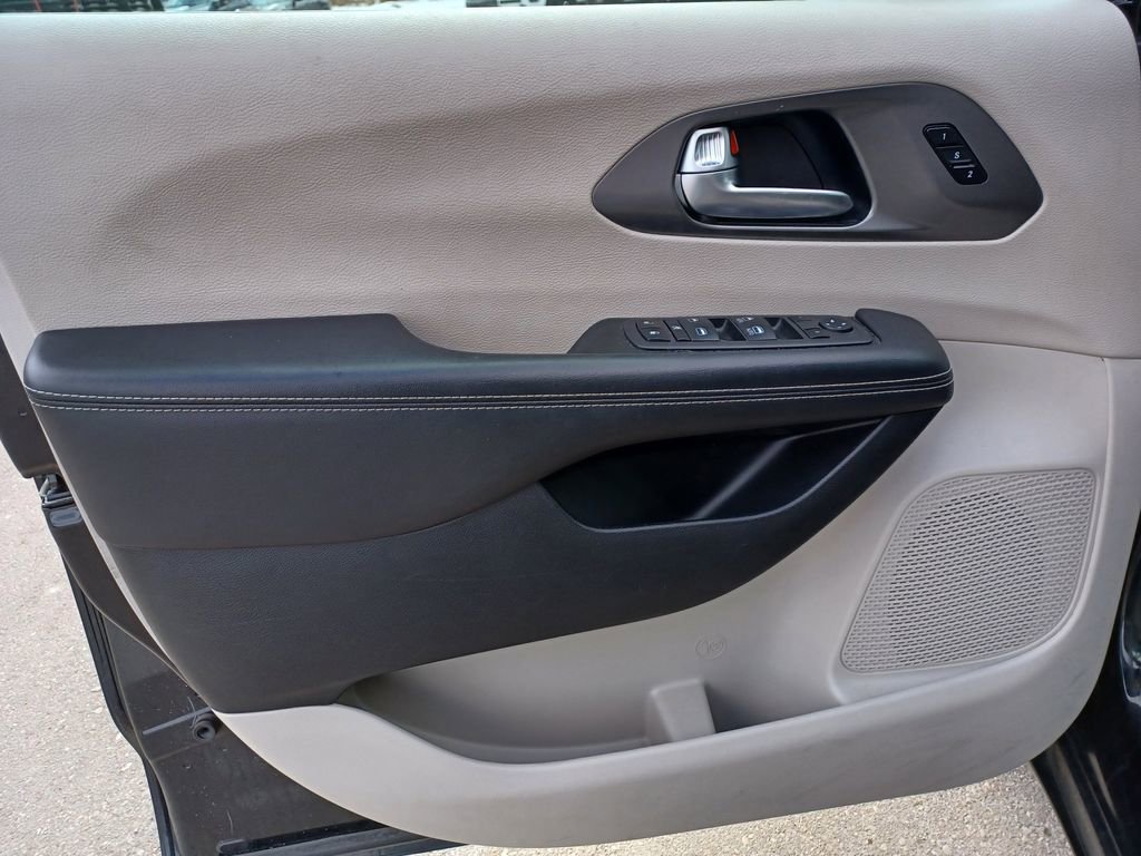 Used 2023 Chrysler Pacifica Touring-L FWD image 10