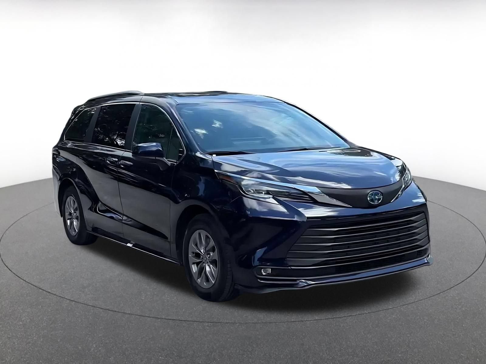 Used 2025 Toyota Sienna XLE FWD image 3