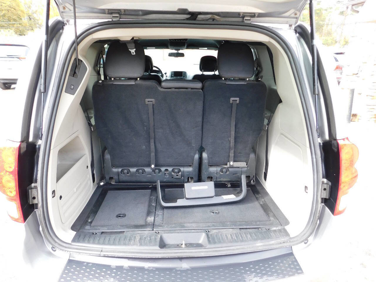 Used 2017 Dodge Grand Caravan SXT image 19