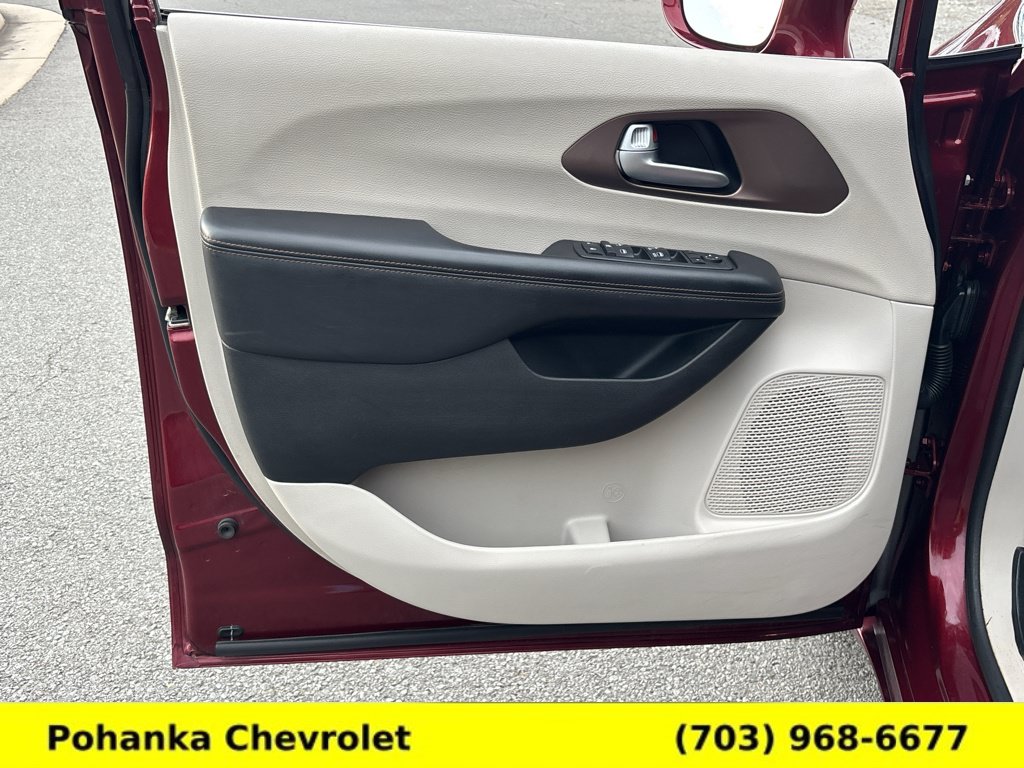 Used 2018 Chrysler Pacifica Touring-L w/ Tire & Wheel Group FWD image 21