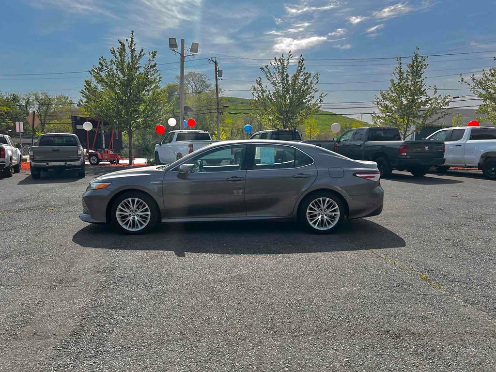 Used 2020 Toyota Camry XLE w/ Sunroof Package image 4