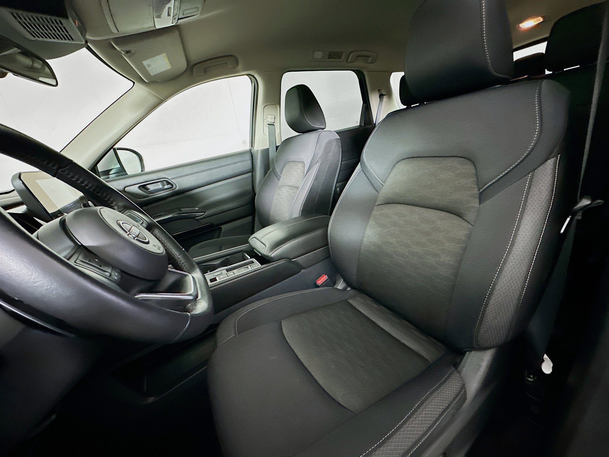 Used 2025 Nissan Pathfinder SV image 13