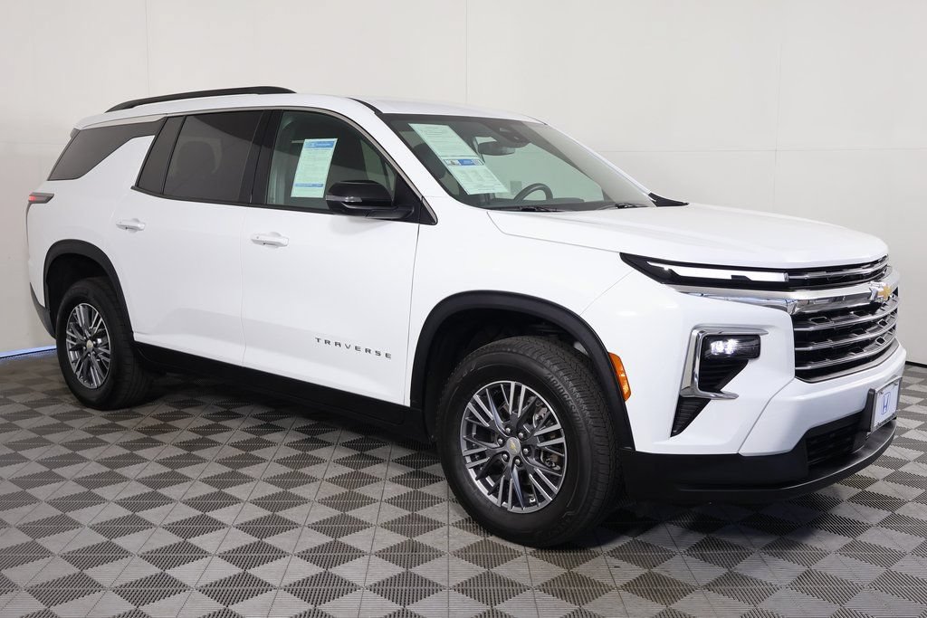Used 2025 Chevrolet Traverse LT AWD/4WD image 3