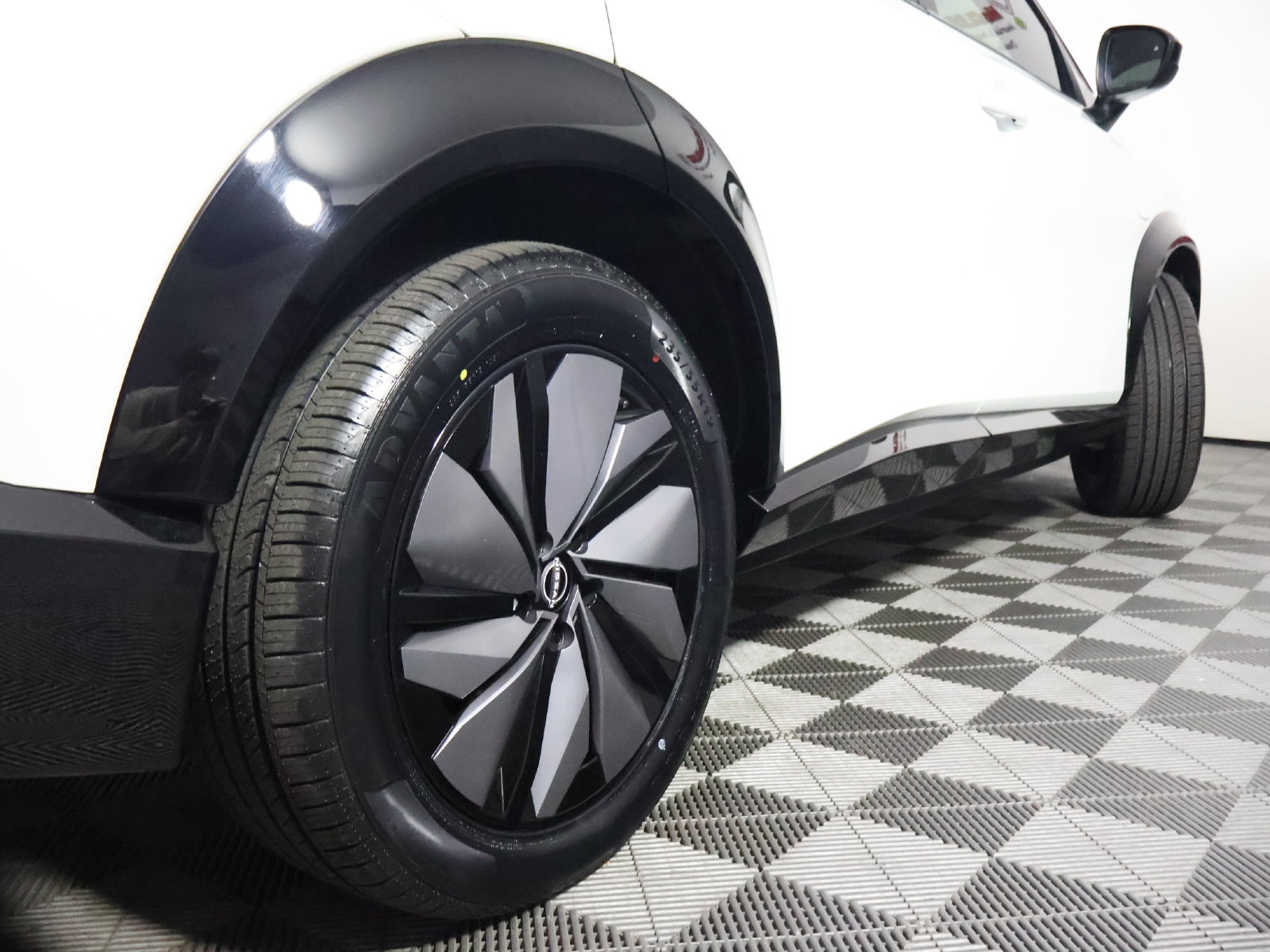Used 2023 Nissan Ariya AWD image 12