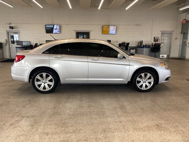 Used 2012 Chrysler 200 Touring FWD image 4
