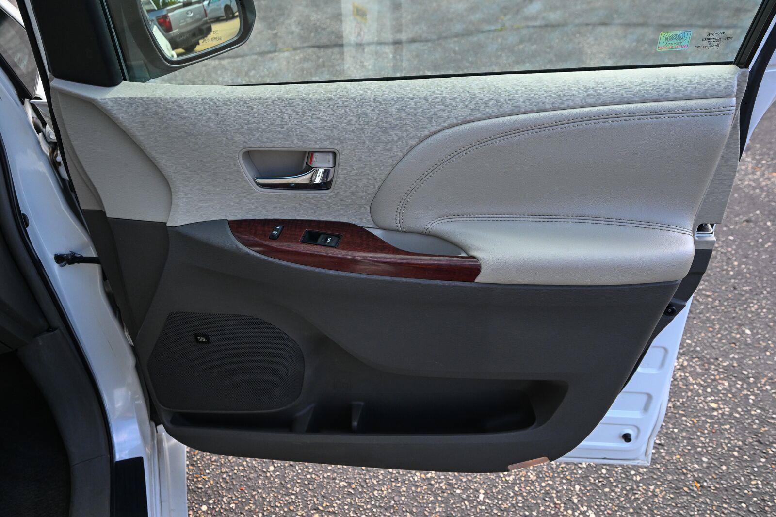 Used 2011 Toyota Sienna Limited w/ Premium Pkg FWD image 27