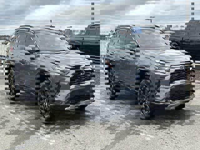 Used 2025 Toyota RAV4 SE image 21