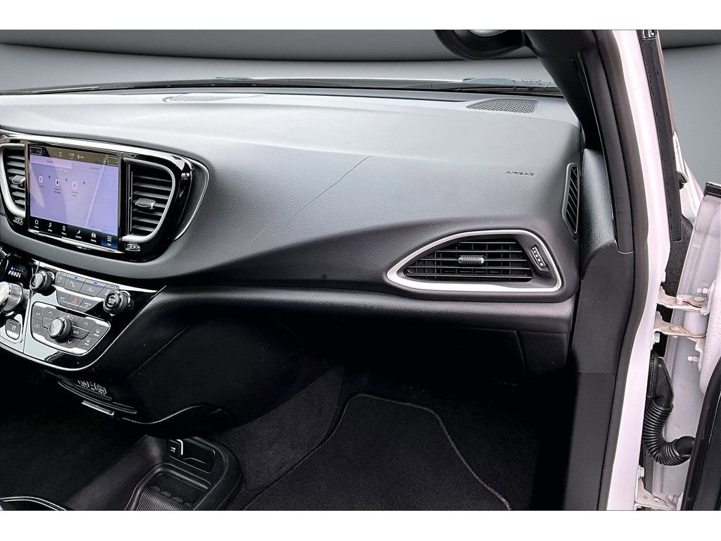 Used 2025 Chrysler Pacifica Select image 18