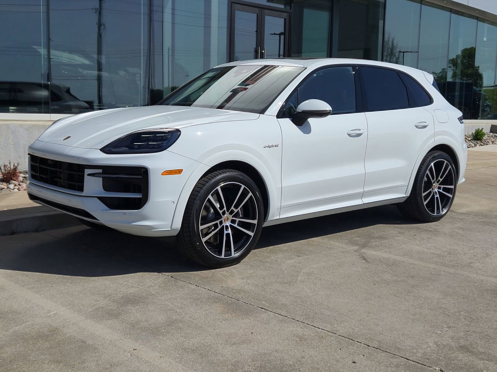 Certified 2025 Porsche Cayenne E-Hybrid image 1