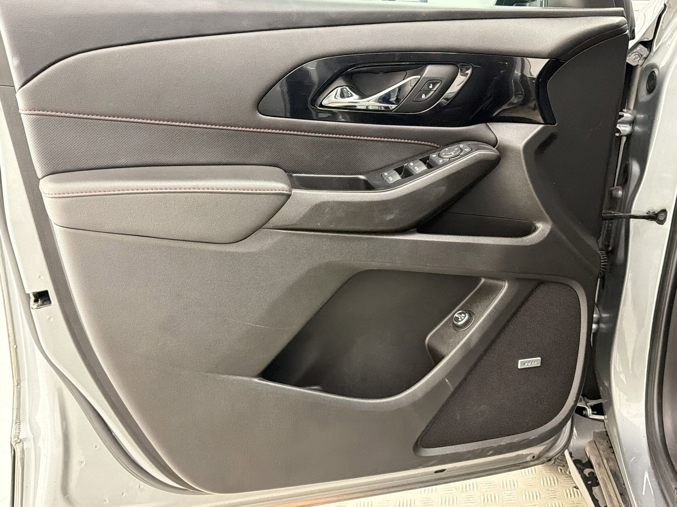 Used 2023 Chevrolet Traverse RS FWD image 12