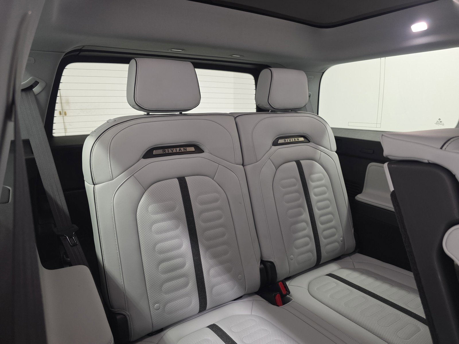 Used 2025 Rivian R1S Adventure AWD/4WD image 25