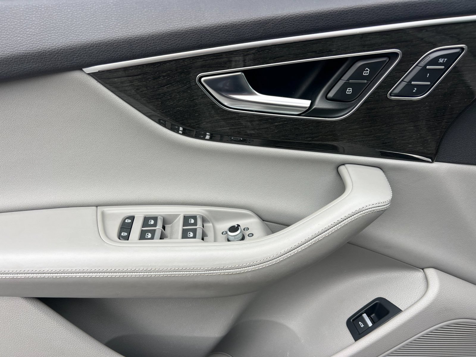 Used 2022 Audi Q7 3.0T Premium Plus w/ Premium Plus Package AWD/4WD image 11