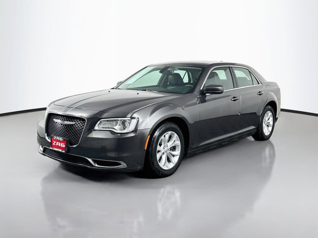 Used 2015 Chrysler 300 Limited RWD image 1