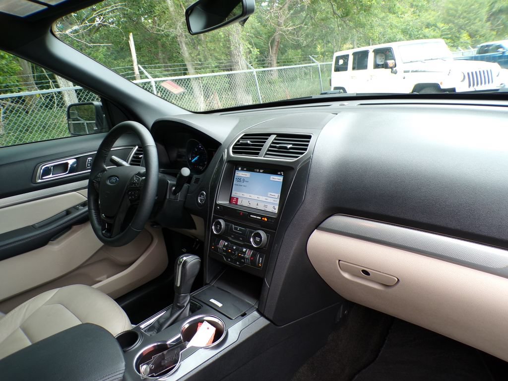 Used 2018 Ford Explorer XLT w/ Equipment Group 202A FWD image 12