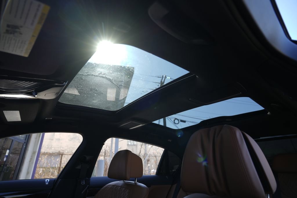 Used 2020 BMW 750i xDrive w/ Cold Weather Package image 17