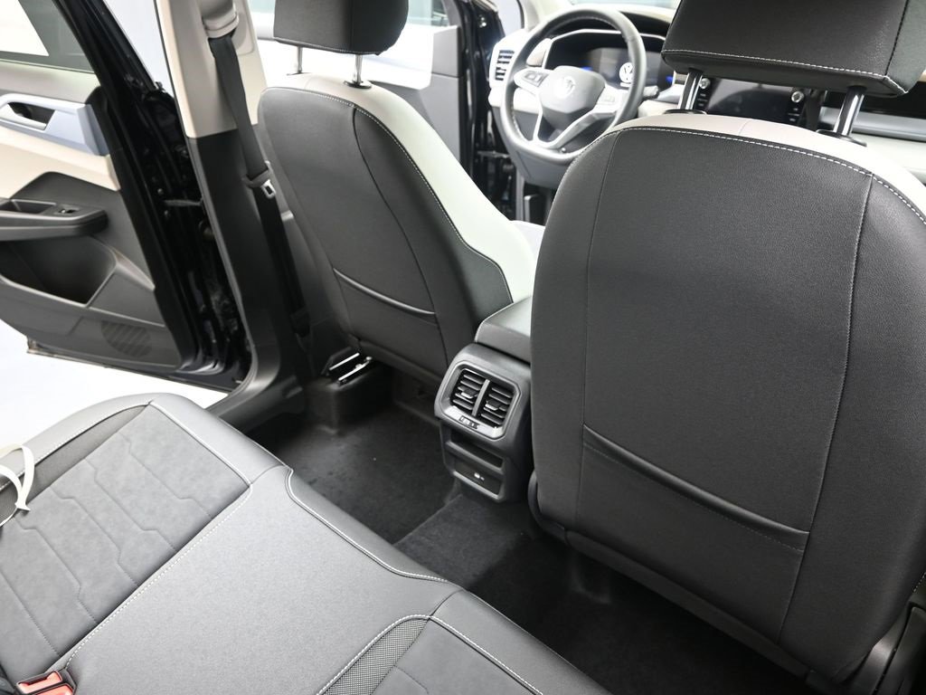 New 2025 Volkswagen Taos SE image 15