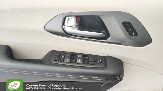 Used 2024 Chrysler Pacifica Touring-L image 19