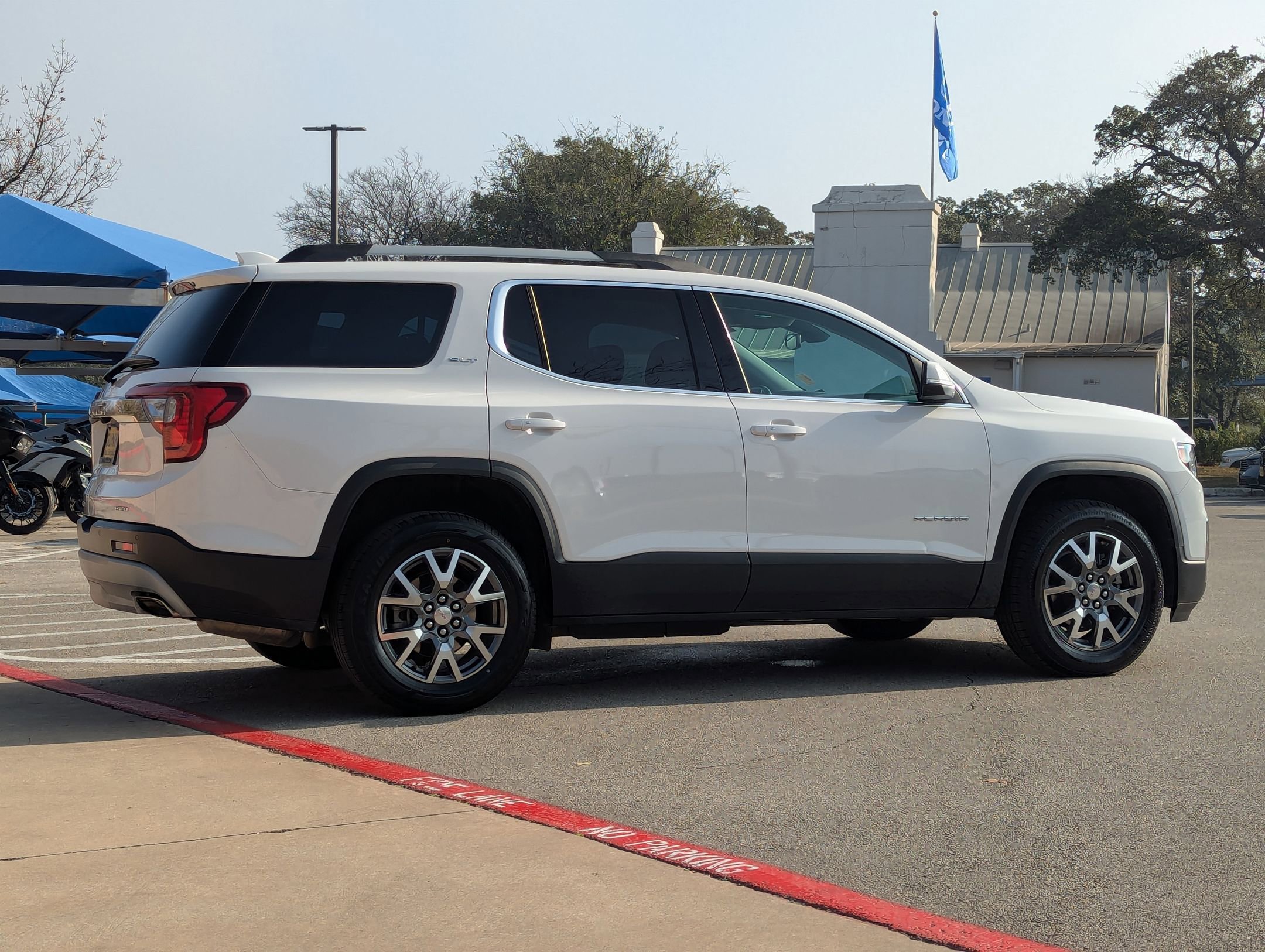 Used 2023 GMC Acadia SLT image 4