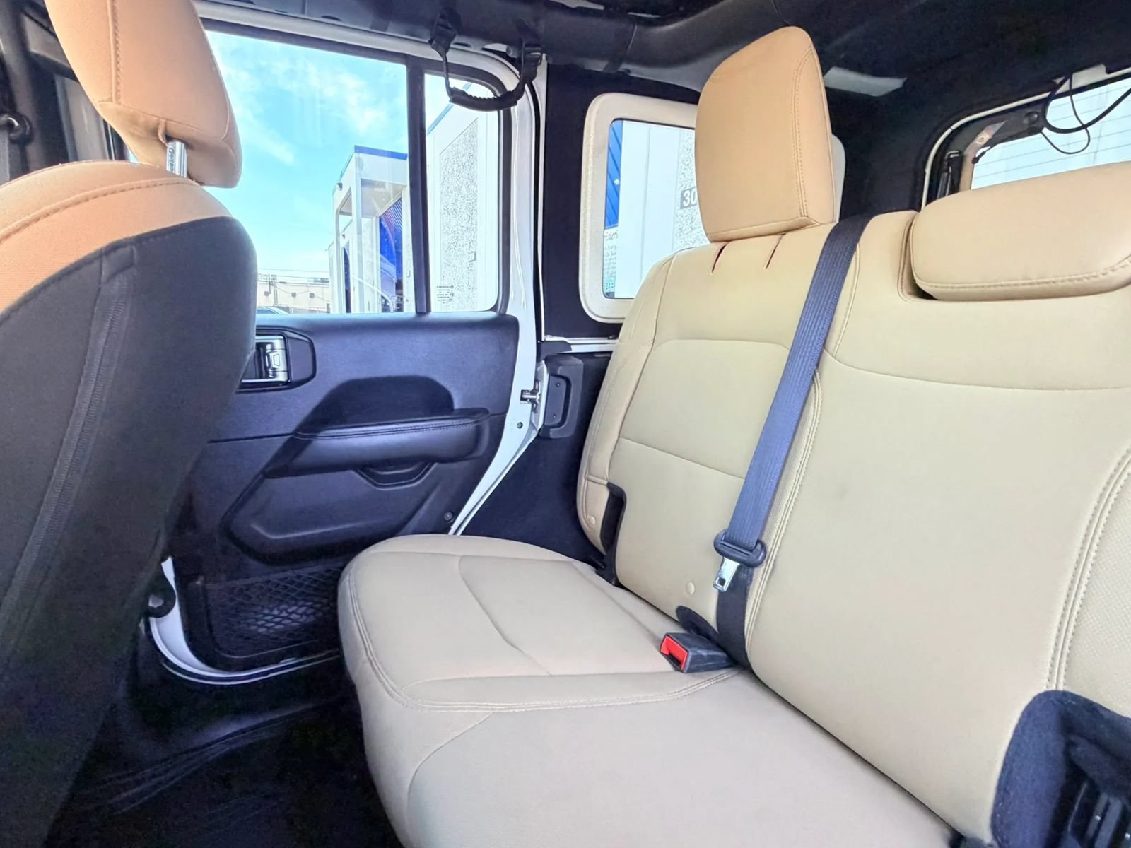 Used 2018 Jeep Wrangler Unlimited Sahara AWD/4WD image 19