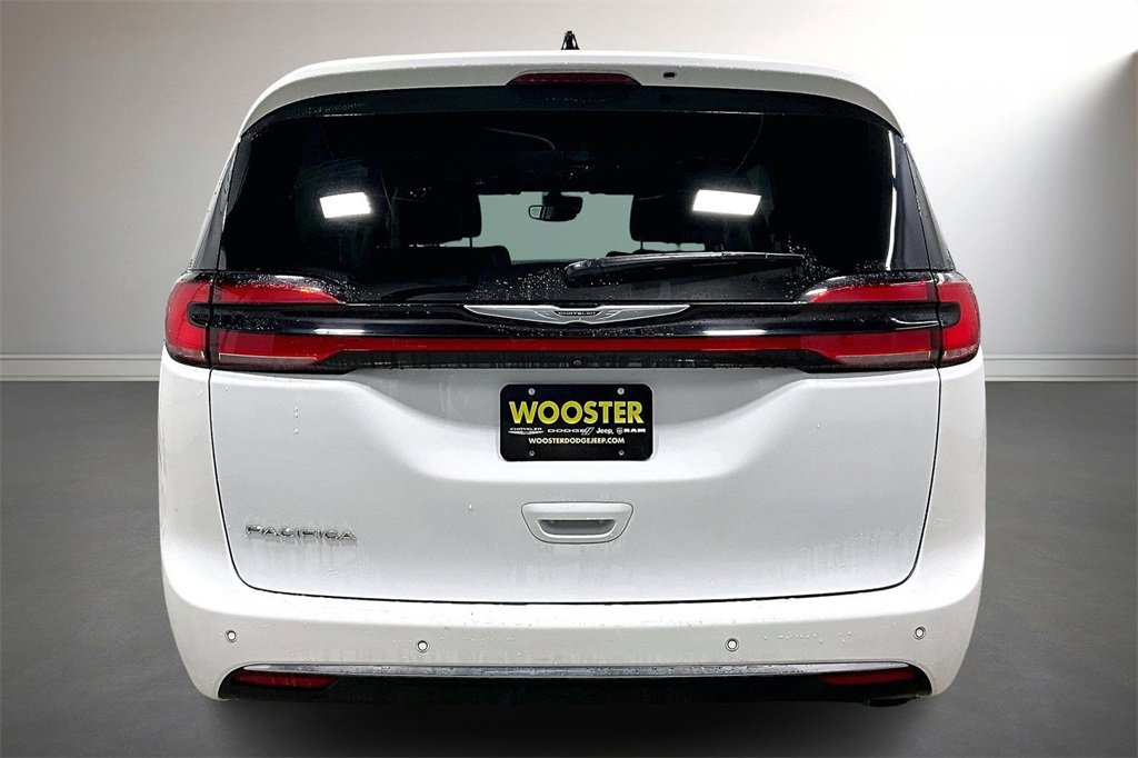 Used 2023 Chrysler Pacifica Touring-L image 6