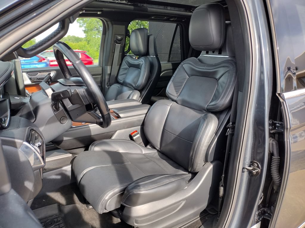 Used 2022 Lincoln Navigator Reserve AWD/4WD image 2