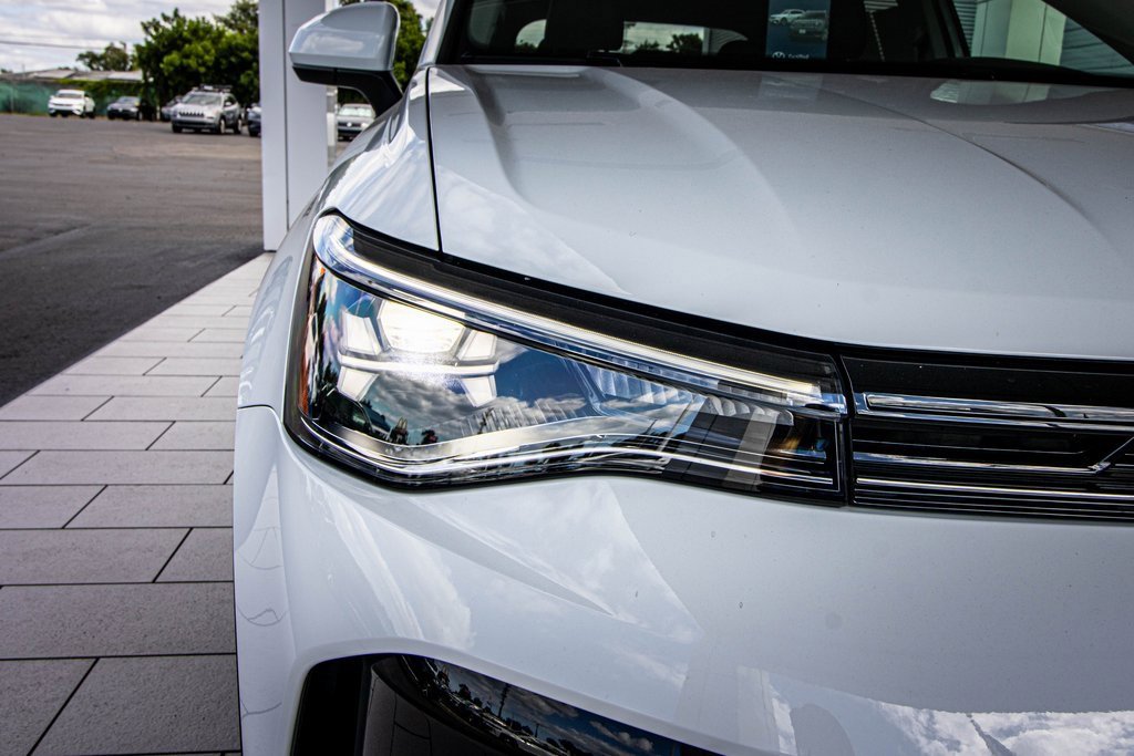 Certified 2025 Volkswagen Taos SE w/ Black Wheel Package image 6