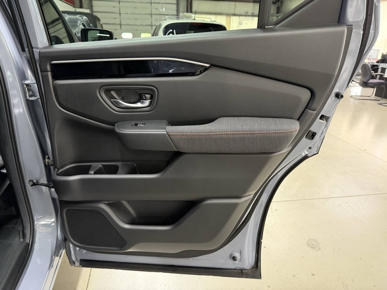Used 2025 Honda Pilot Sport image 15