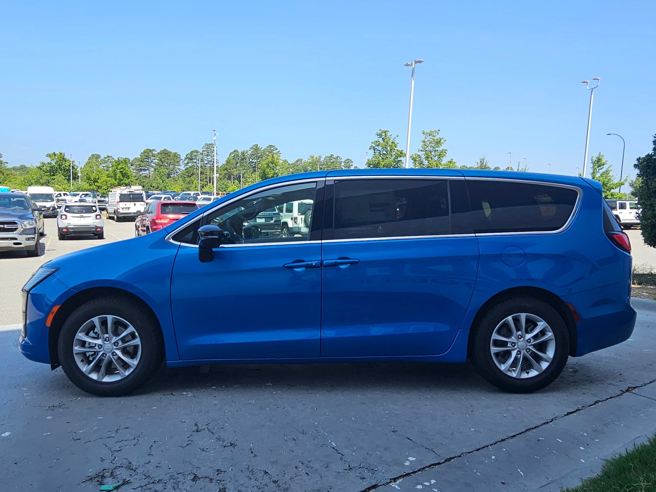 New 2027 Chrysler Pacifica Select FWD image 4