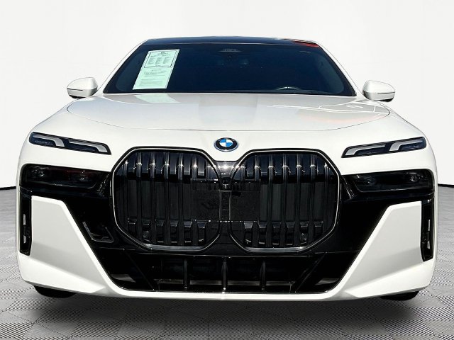 Used 2025 BMW 750e xDrive w/ Premium Package AWD/4WD image 2