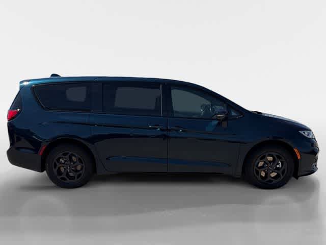 Used 2022 Chrysler Pacifica Limited w/ Uconnect Theater Family Group image 6