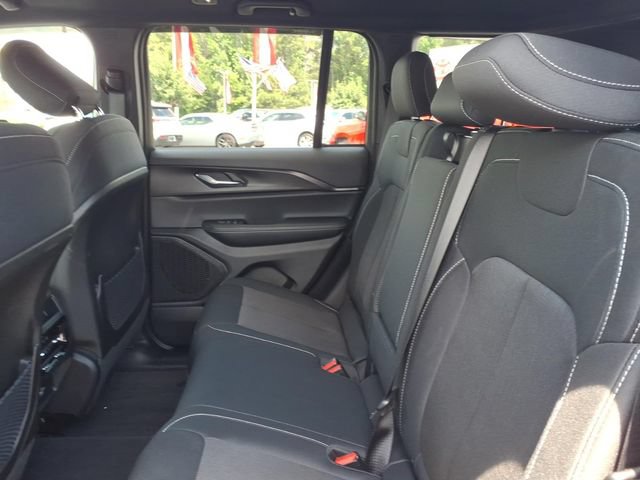 Used 2025 Jeep Grand Cherokee Laredo RWD image 7