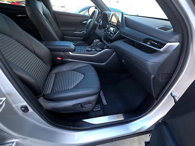 Used 2023 Toyota Highlander XSE FWD image 13
