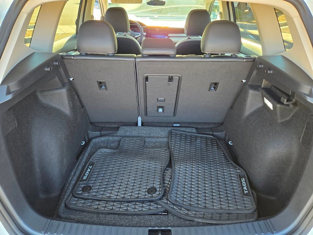 Certified 2025 Volkswagen Taos SE w/ Panoramic Sunroof Package FWD image 11
