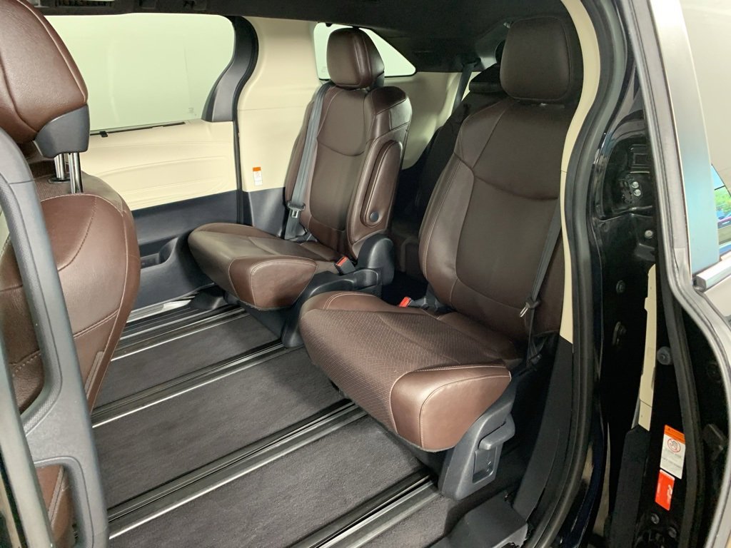 Used 2021 Toyota Sienna Platinum image 24