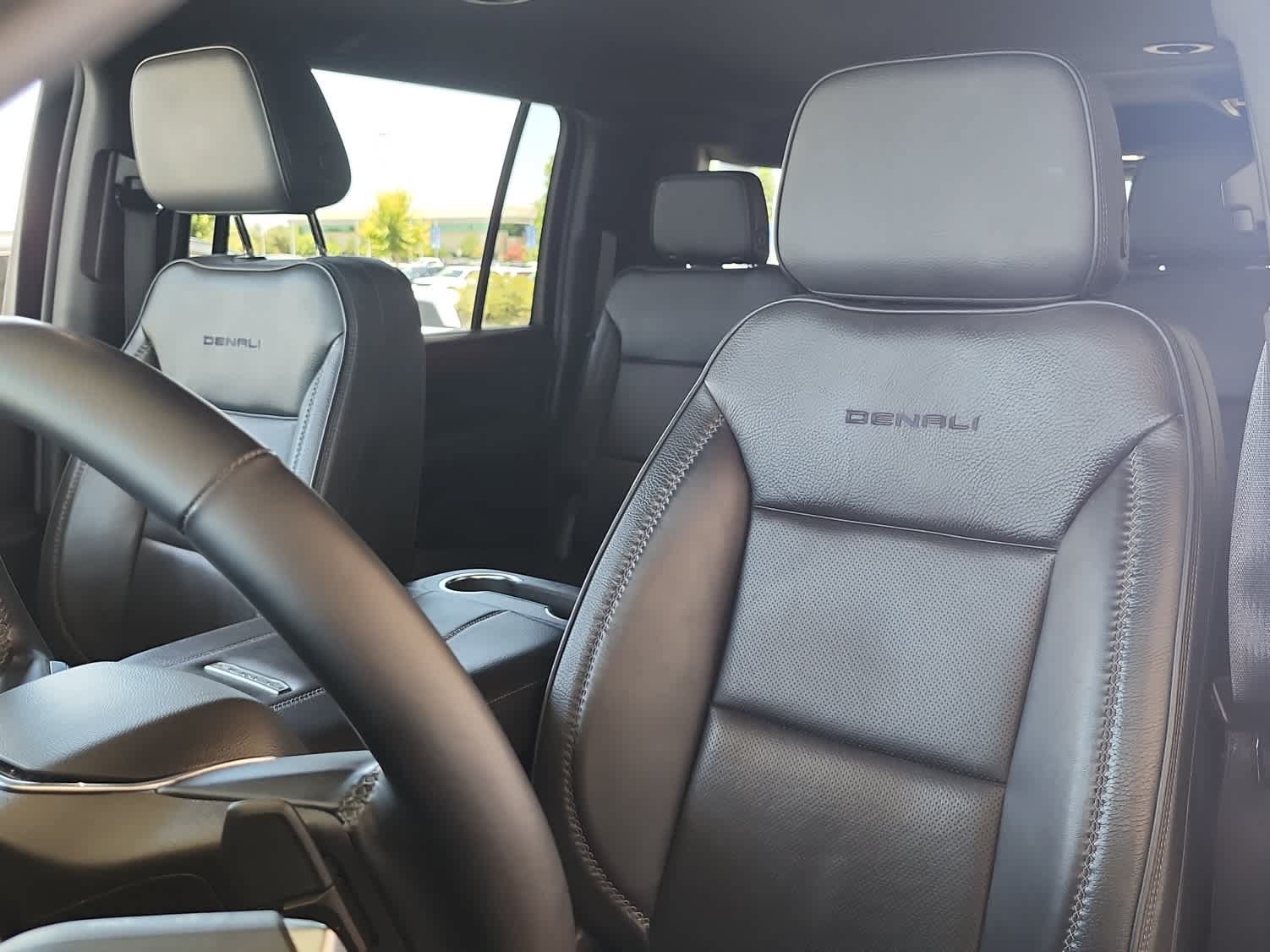 Used 2025 GMC Yukon XL Denali AWD/4WD image 16