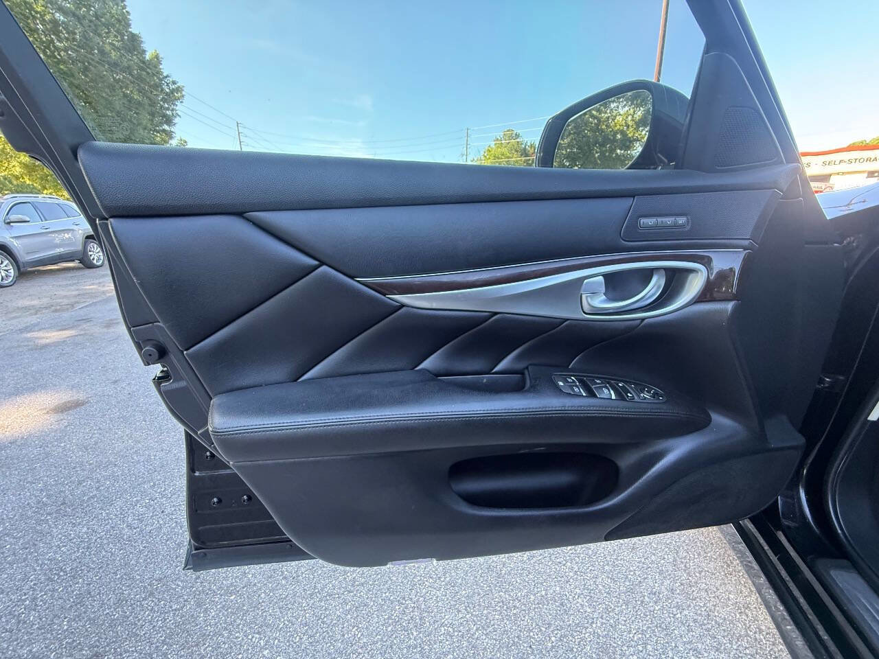 Used 2017 INFINITI Q70 3.7 RWD image 14