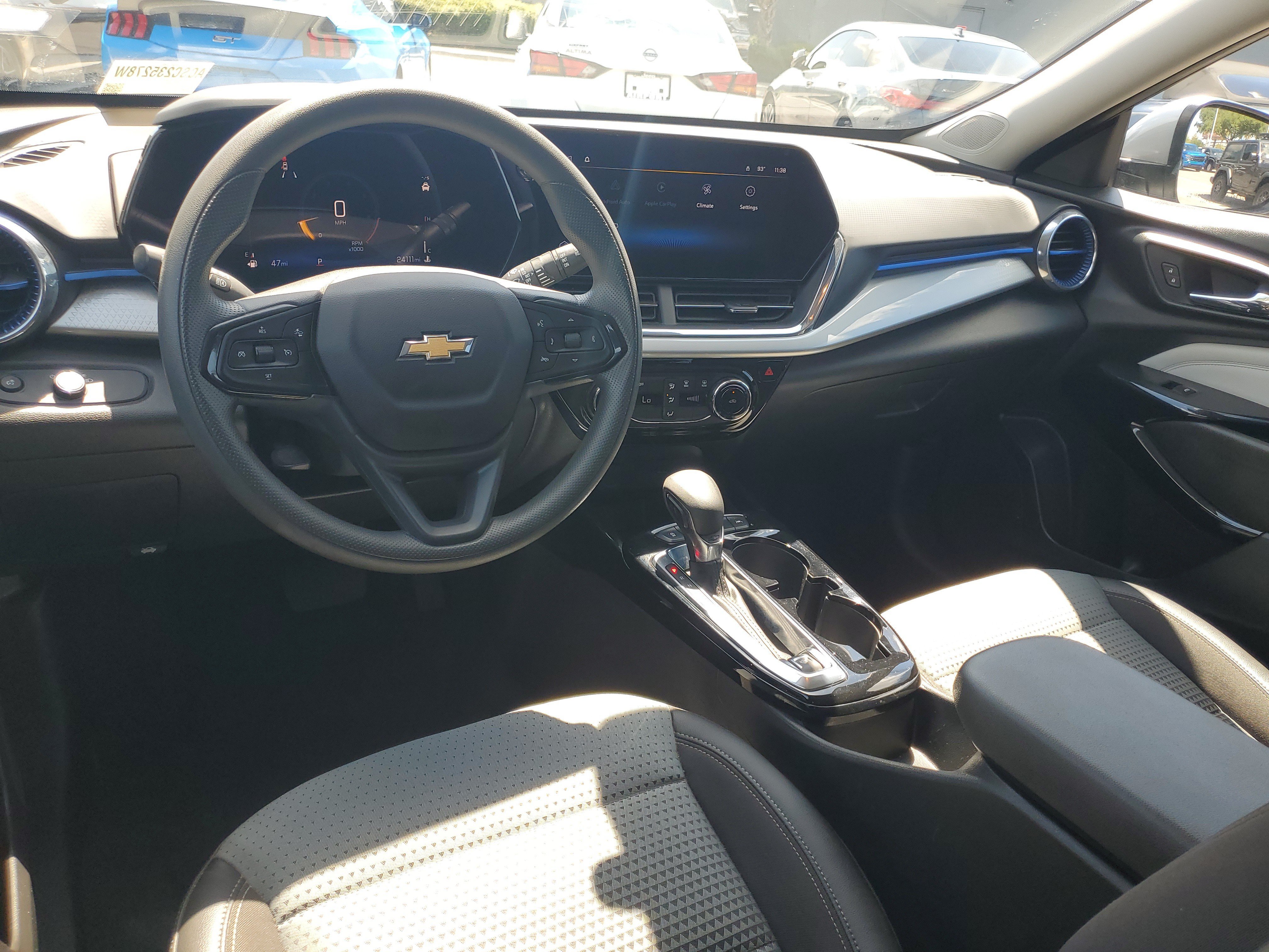Used 2025 Chevrolet Trax LT FWD image 14