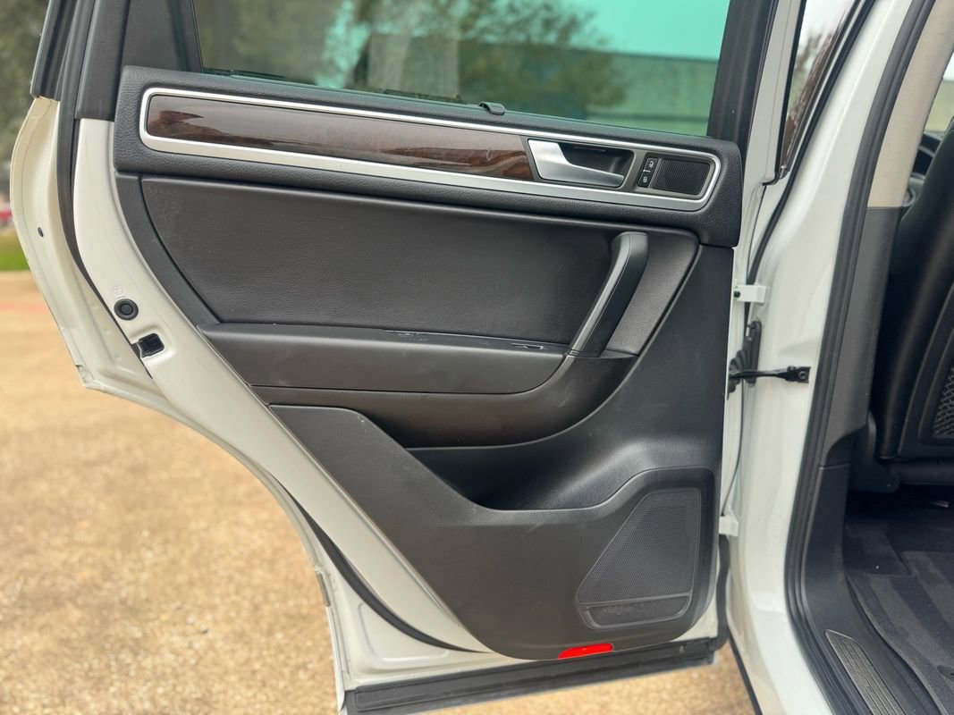 Used 2013 Volkswagen Touareg Hybrid image 36