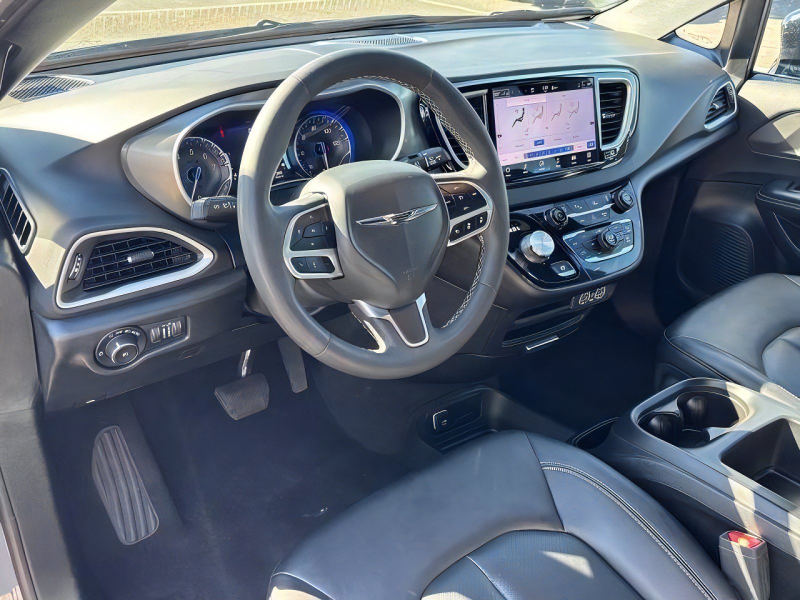 Used 2025 Chrysler Pacifica Select FWD image 18