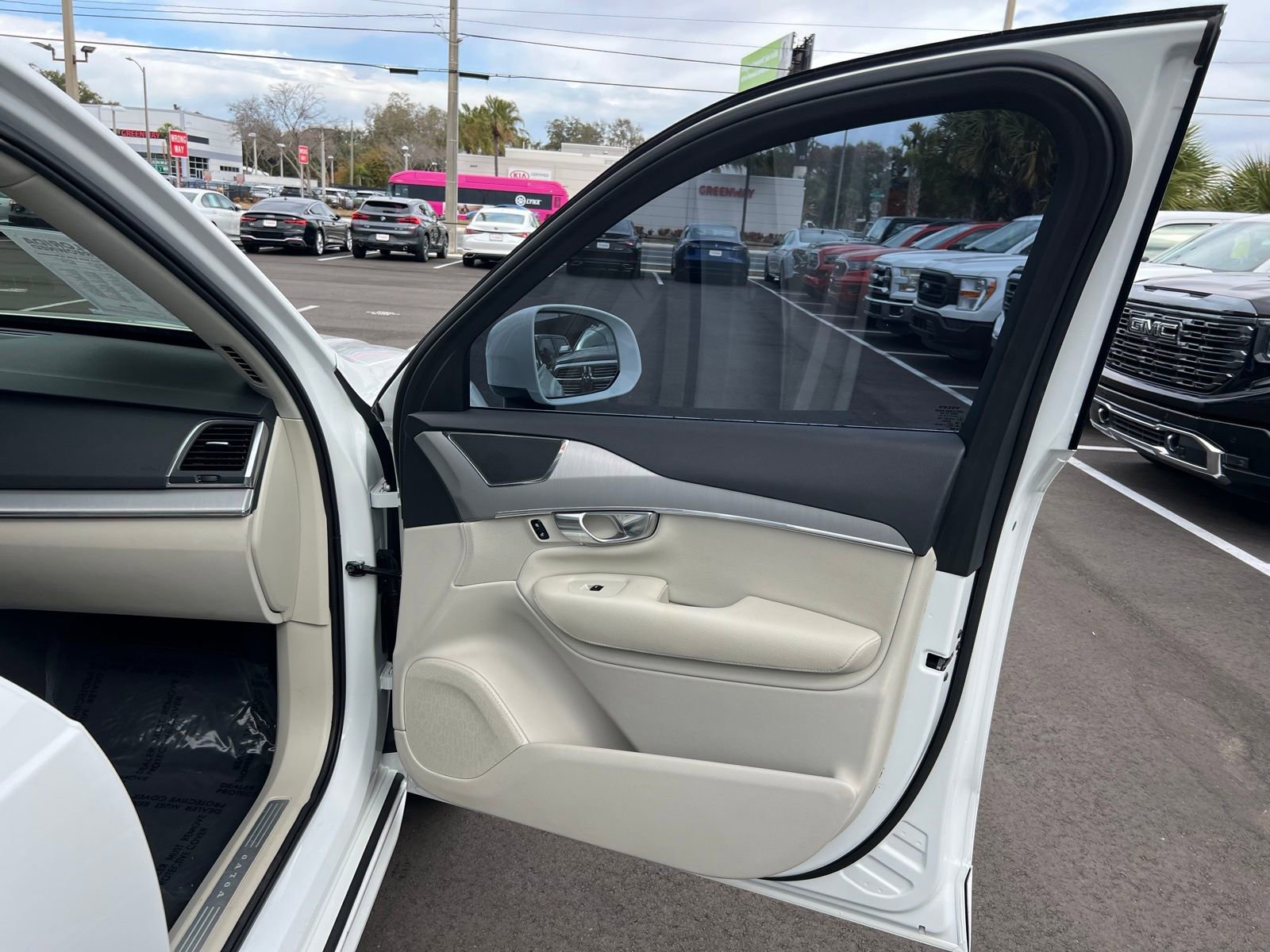 Used 2022 Volvo XC90 T5 Momentum image 52
