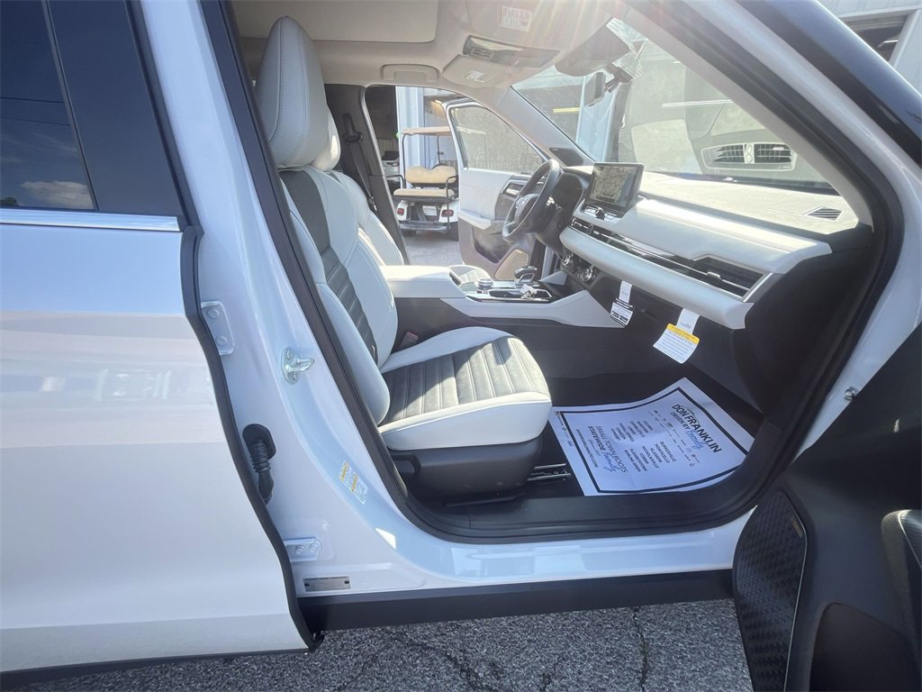 New 2025 Mitsubishi Outlander SE image 25