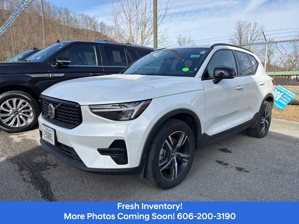 Used 2024 Volvo XC40 B5 Core image 1