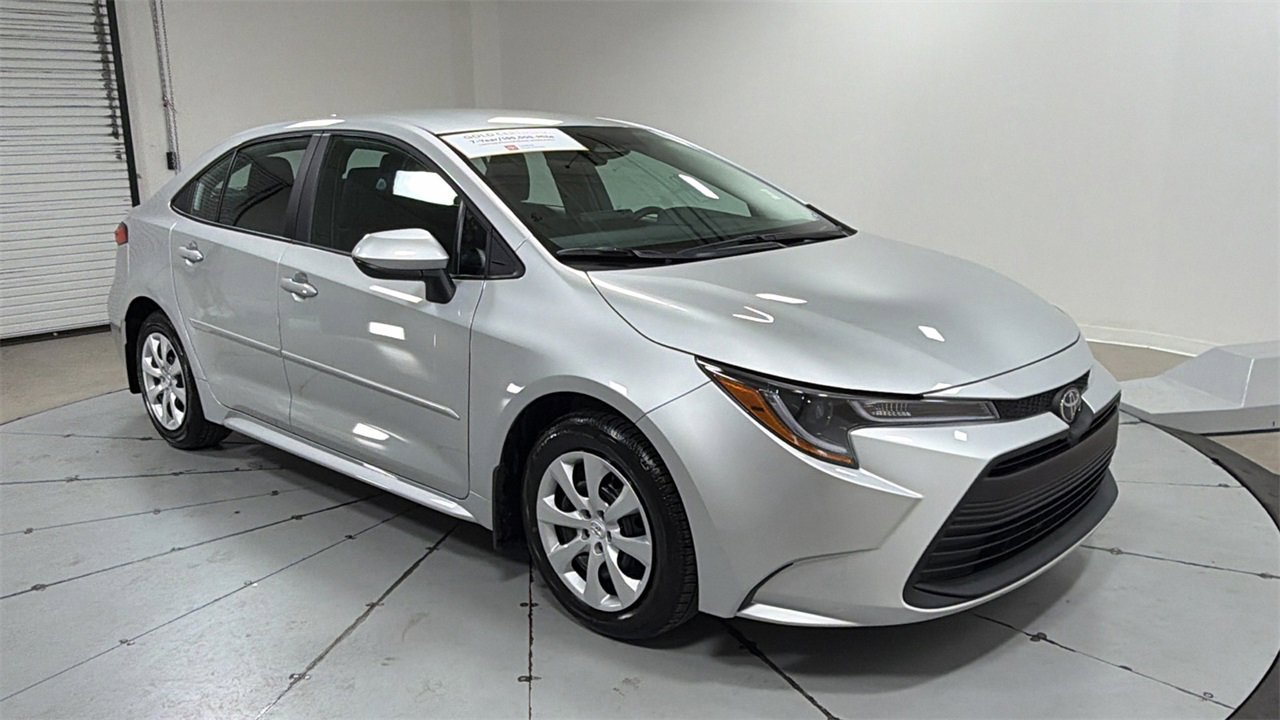 Certified 2025 Toyota Corolla LE image 3
