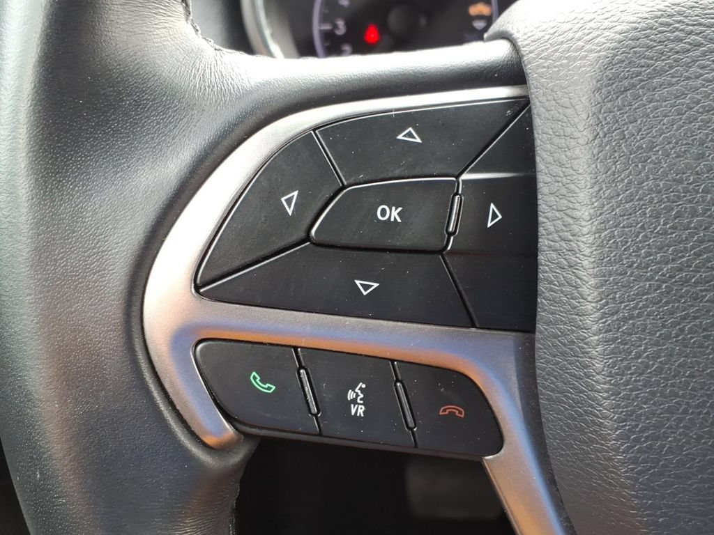 Used 2019 Jeep Grand Cherokee Laredo w/ Laredo X Package AWD/4WD image 11