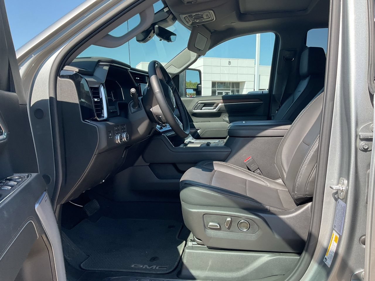 Used 2025 GMC Sierra 2500 Denali w/ Denali Reserve Package AWD/4WD image 8