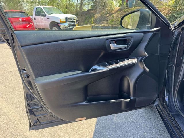 Used 2017 Toyota Camry SE image 6